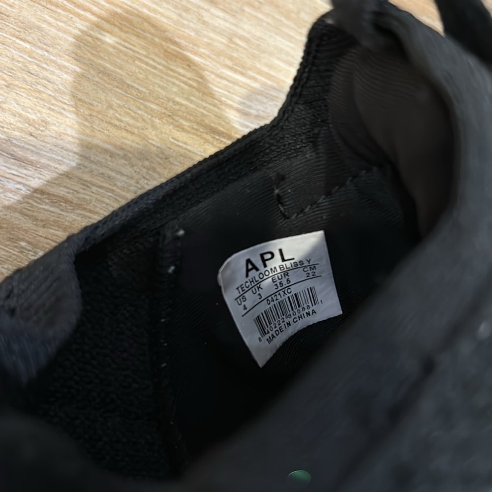 APL shows US size 4 - Picture 8 of 8